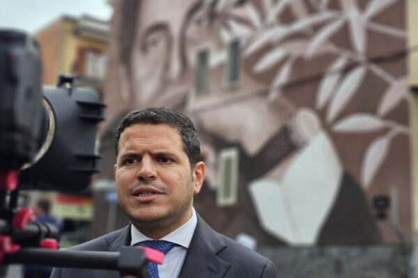 gaetano-galvagno-sullo-sfondo-il-murale-su-Mattarella-1-1024x768