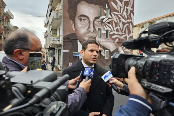 gaetano-galvagno_-sullo-sfondo-il-murale-su-Mattarella-1024x768